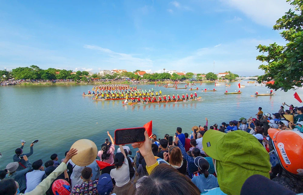 Hàng vạn người dân, du khách đứng chật kín hai bên bờ sông Kiến Giang xem lễ hội đua bơi thuyền ngày 2-9. Ảnh: BẢO THIÊN Du-lich-Quang-Binh-thu-hon-200-ti-dong-dip-Quoc-khanh-2-9 (2).jpg