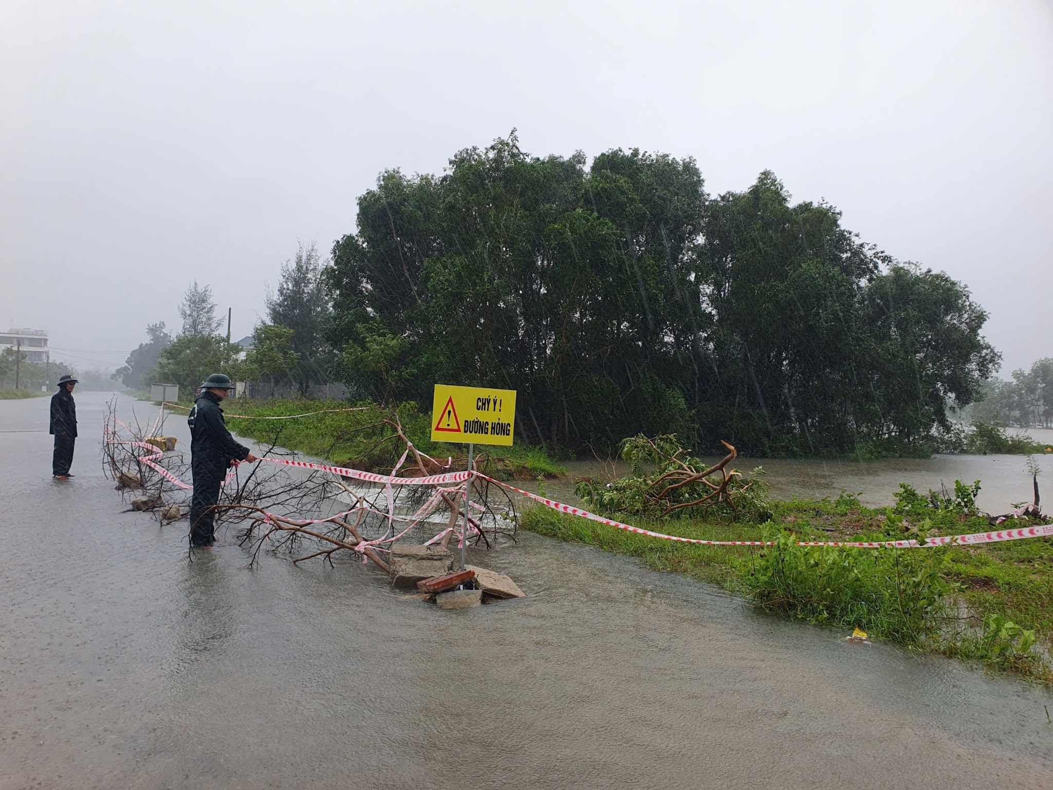 Quảng Trị: Khoảng 3km bờ biển bị sạt lở do bão số 6- Ảnh 4. Quảng Trị: Khoảng 3km bờ biển bị sạt lở do bão số 6- Ảnh 4.