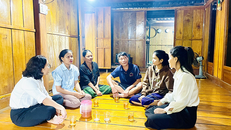 Anh Hồ Khanh kể chuyện làm kinh tế với bà con dân bản.