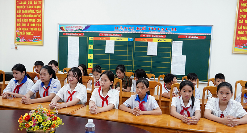 Học sinh trên địa bàn tỉnh luôn được chăm lo “Nâng bước đến trường” với nhiều hình thức thiết thực thực, hiệu quả.