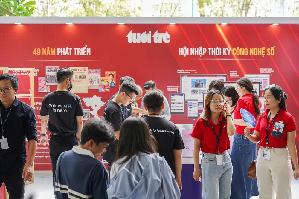 Gian hàng giới thiệu của Báo Tuổi Trẻ. Ảnh: TIỂU MINH Gian hàng giới thiệu của Báo Tuổi Trẻ. Ảnh: TIỂU MINH
