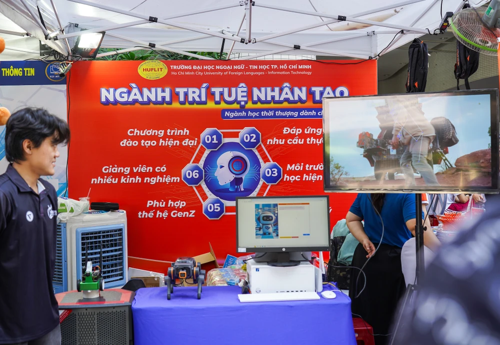 Gian hàng của các trường đại học, giới thiệu về những ngành học đang là xu hướng, ví dụ như ngành trí tuệ nhân tạo (AI). Ảnh: TIỂU MINH Gian hàng của các trường đại học, giới thiệu về những ngành học đang là xu hướng, ví dụ như ngành trí tuệ nhân tạo (AI). Ảnh: TIỂU MINH