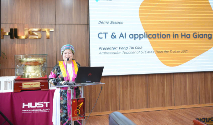 Cô giáo người Mông tập huấn STEM, AI cho cả huyện 1 Cô Dính thuyết trình tại hội thảo về AI ở Đại học Bách khoa Hà Nội hồi tháng 10. Ảnh: Nhân vật cung cấp