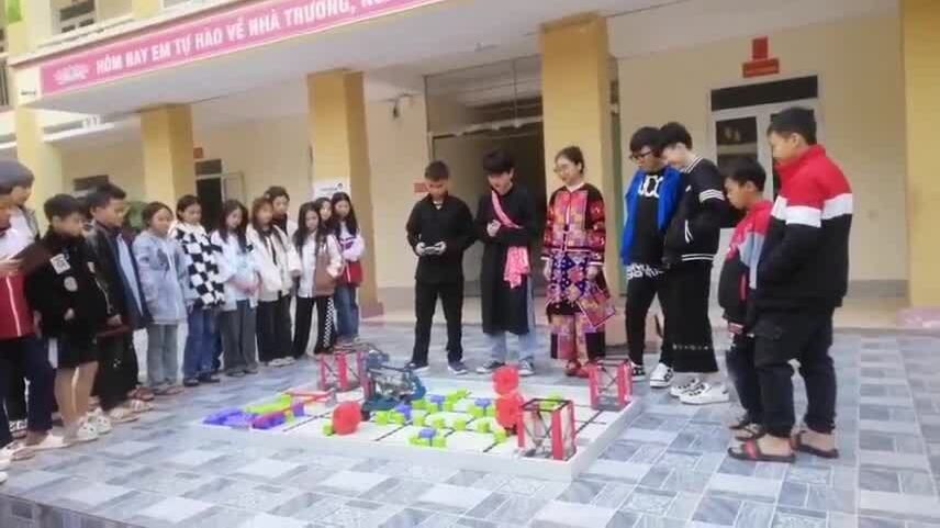 Học sinh vùng cao Hà Giang thực hành robot