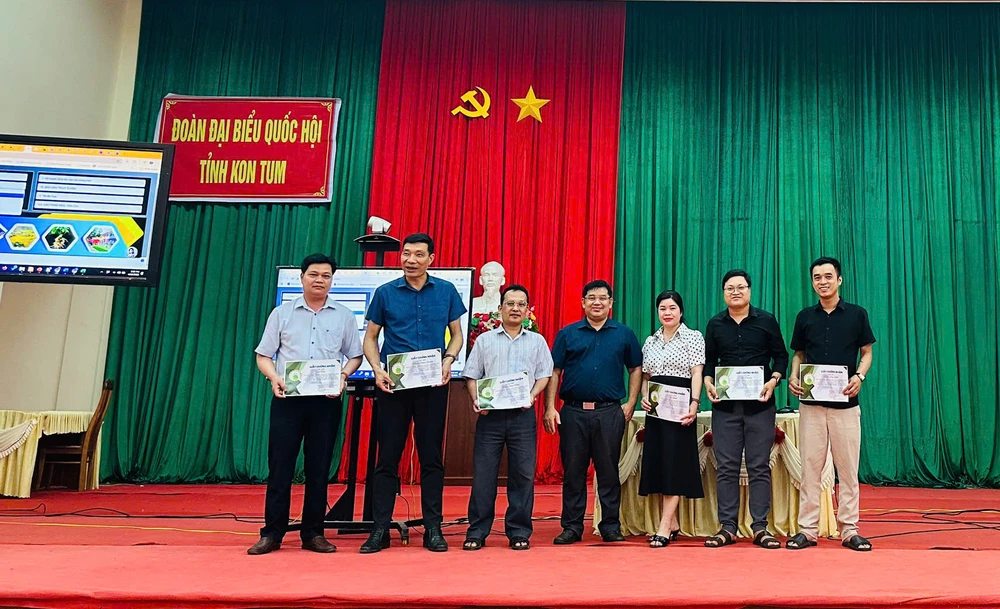 Công chức huyện Tu Mơ Rông tham gia tập huấn khai thác ứng dụng trí tuệ nhân tạo (AI) được cấp bằng chứng nhận c9e1313d31778329da66.jpg