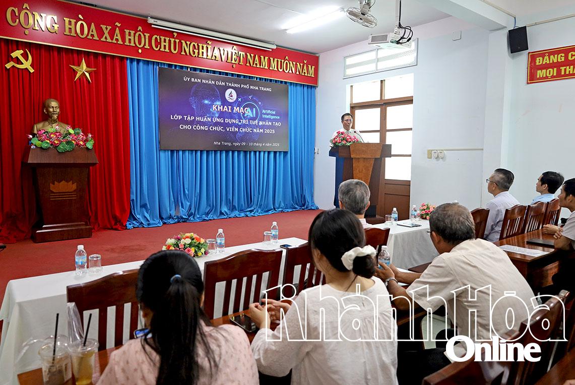 Lễ khai mạc lớp tập huấn ứng dụng AI cho công chức, viên chức.