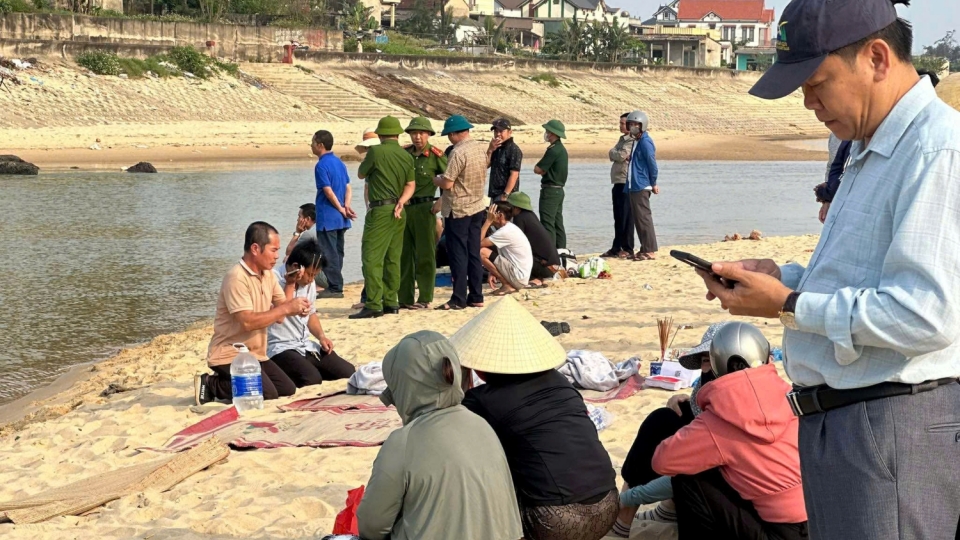 sang_nay_luc_luong_chuc_nang_da_tim_thay_thi_the_2_em_hoc_sinh_bi_duoi_nuoc.jpg