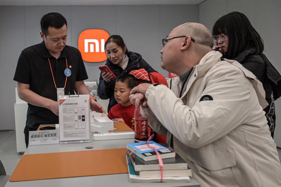 Doanh nghiệp Trung Quốc lo chậm chân trong ứng dụng AI 1 Xiaomi vừa tiết lộ khoản đầu tư 50 tỷ nhân dân tệ (tương đương 6,94 tỷ USD) sẽ được triển khai từ năm 2025 để phát triển công nghệ chip