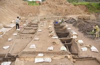 Quá trình khai quật đang được triển khai thận trọng, tỉ mỉ để bảo đảm giữ được nguyên vẹn cổ vật. Ảnh: VietNamNet