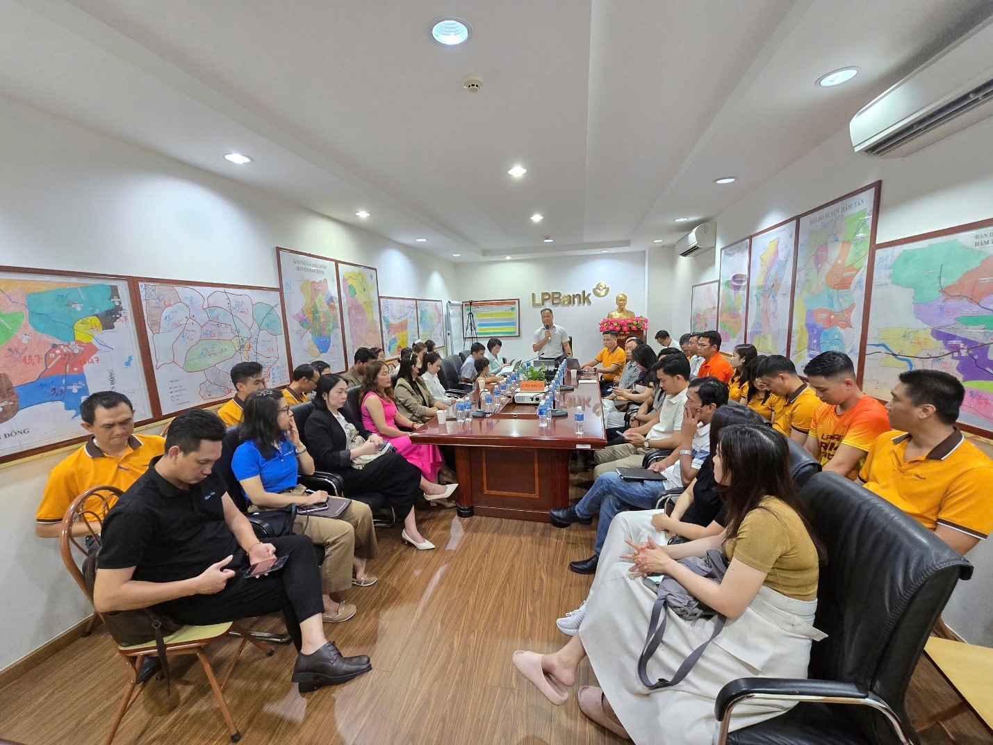 LPBank Bình Thuận và AiMT hướng dẫn cho khách hàng cách sử dụng AI- Ảnh 1. LPBank Bình Thuận và AiMT hướng dẫn cho khách hàng cách sử dụng AI- Ảnh 1.