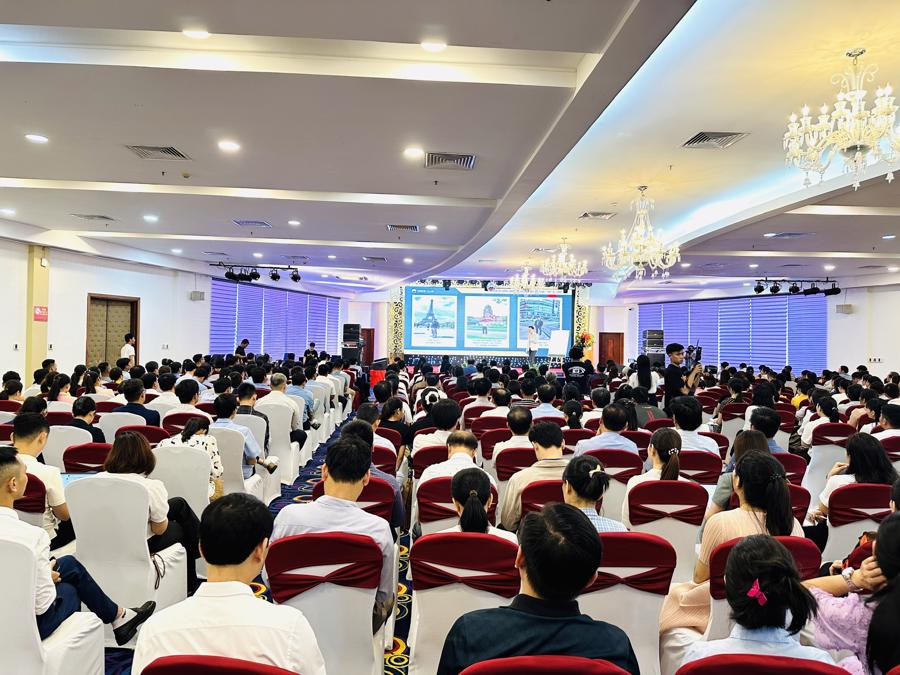 Quảng Trị "mở lớp" tập huấn cho doanh nghiệp dùng ChatGPT 1 Toàn cảnh lớp tập huấn AI - ChatGPT cho doanh nghiệp, hợp tác xã - Ảnh: H.T
