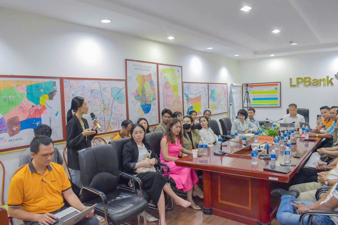 LPBank Bình Thuận và AiMT hướng dẫn cho khách hàng cách sử dụng AI- Ảnh 3. LPBank Bình Thuận và AiMT hướng dẫn cho khách hàng cách sử dụng AI- Ảnh 3.