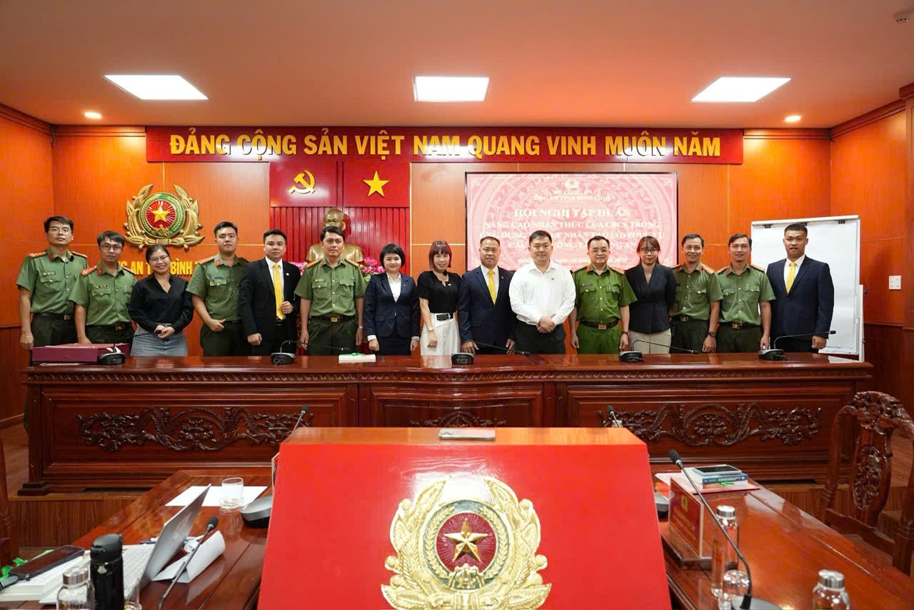 LPBank Bình Thuận và AiMT hướng dẫn cho khách hàng cách sử dụng AI- Ảnh 4. LPBank Bình Thuận và AiMT hướng dẫn cho khách hàng cách sử dụng AI- Ảnh 4.