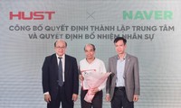 GS.TS Hồ Tú Bảo (giữa), Giám đốc Khoa học Trung tâm Nghiên cứu quốc tế về trí tuệ nhân tạo và PGS Huỳnh Quyết Thắng (bên trái), Hiệu trưởng Trường ĐH Bách khoa Hà Nội