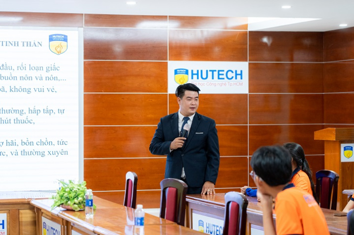 HUTECH trang bị kỹ năng quản lý bằng ứng dụng AI cho đội ngũ Ban Cán sự lớp năm học 2024 2 HUTECH trang bị kỹ năng quản lý bằng ứng dụng AI cho đội ngũ Ban Cán sự lớp năm học 2024 - 2025 35