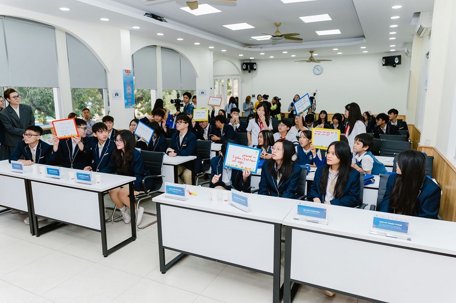 Các em học sinh tại buổi lễ phát động cuộc thi AI for Good Việt Nam 2025 Các em học sinh tại buổi lễ phát động cuộc thi AI for Good Việt Nam 2025