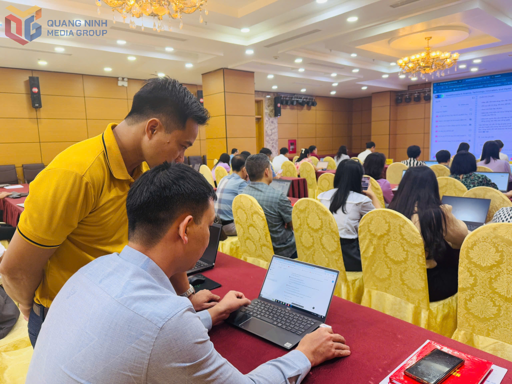 Chuyển đổi số trong công tác tuyên giáo và dân vận 2 Cán bộ Ban Tuyên giáo và Dân vận Tinh uỷ nghiên cứu và ứng dụng thực hành sử dụng ChatGPT.