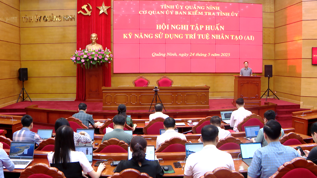 Ủy ban Kiểm tra Tỉnh ủy tập huấn kỹ năng sử dụng trí tuệ nhân tạo (AI) 1 Lãnh đạo Ủy ban Kiểm tra Tỉnh ủy khai mạc hội nghị tập huấn kỹ năng sử dụng trí tuệ nhân tạo (AI)