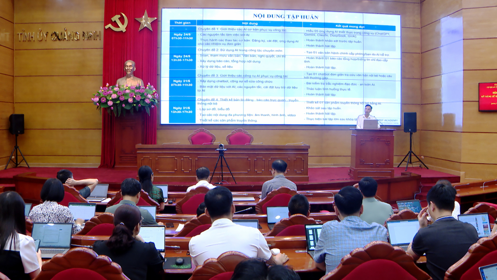 Ủy ban Kiểm tra Tỉnh ủy tập huấn kỹ năng sử dụng trí tuệ nhân tạo (AI) 2 Giảng viên chia sẻ các nội dung về các kỹ năng sử dụng công nghệ AI
