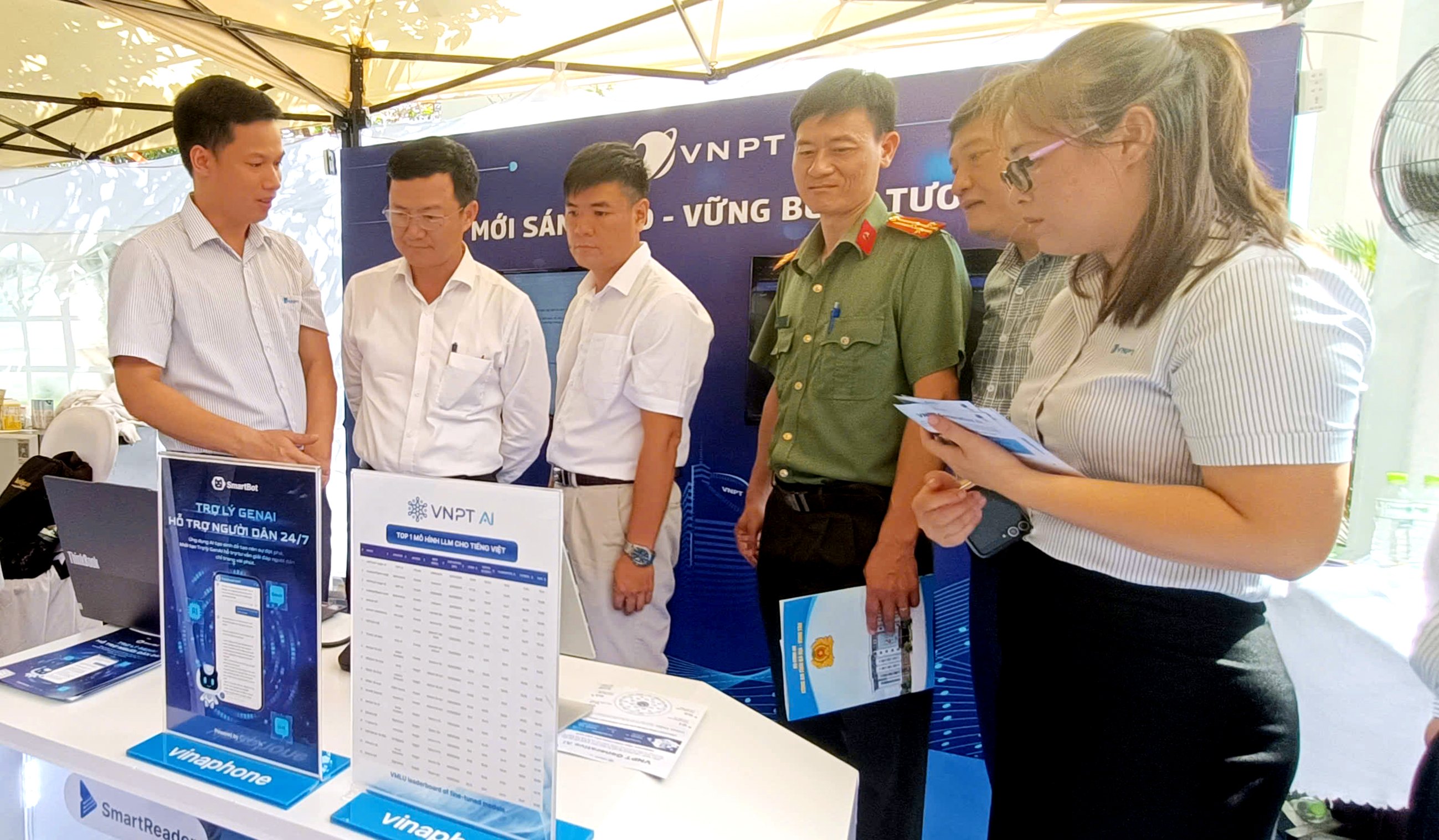 Các đại biểu tham quan gian hàng giới thiệu các sản phẩm, dịch vụ ứng dụng AI của VNPT chi nhánh Bà Rịa- Vũng Tàu tại sự kiện “Trưng bày - triển lãm, tọa đàm và báo cáo chuyên đề về ứng dụng công nghệ AI trong sản xuất, kinh doanh và đời sống”.