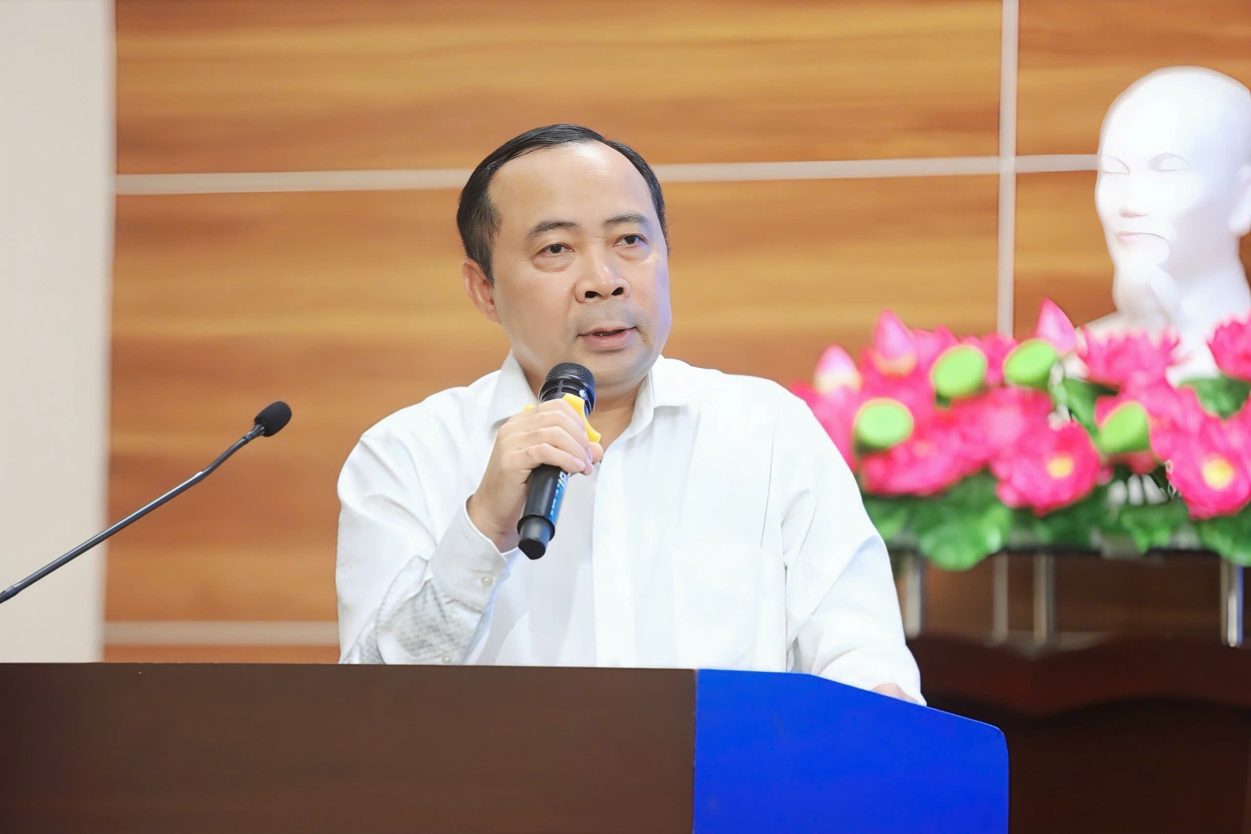 PGS.TS Vũ Hải Quân nhấn mạnh cần thay đổi tư duy nghiên cứu, liên kết nguồn lực, thúc đẩy cạnh tranh trong nghiên cứu nhằm tìm ra phương pháp mới, công nghệ mới
