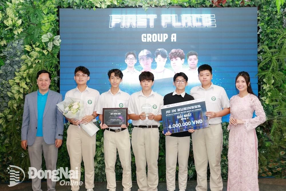 Nhóm 5 học sinh Trường TH-THCS-THPT Song ngữ Lạc Hồng đạt giải nhất bảng A Cuộc thi Trí tuệ nhân tạo trong kinh doanh. Ảnh: NTCC