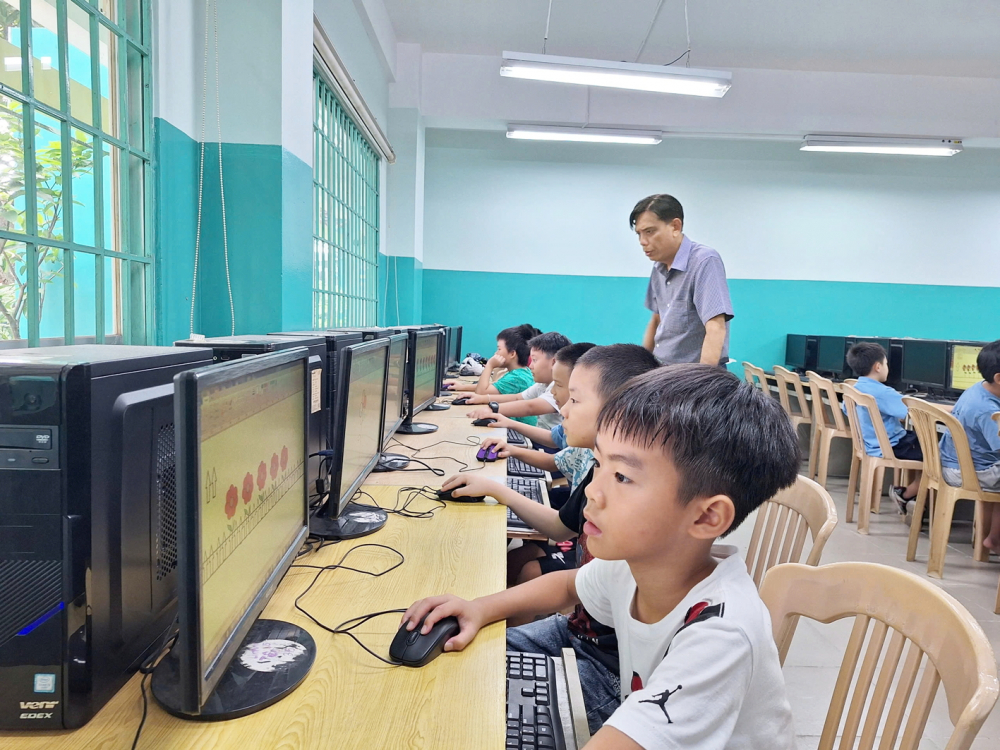 Học sinh Trường tiểu học Thiên Hộ Dương (quận 10, TPHCM) tham gia Câu lạc bộ Tin học trong dịp hè  - ẢNH: TRANG THƯ