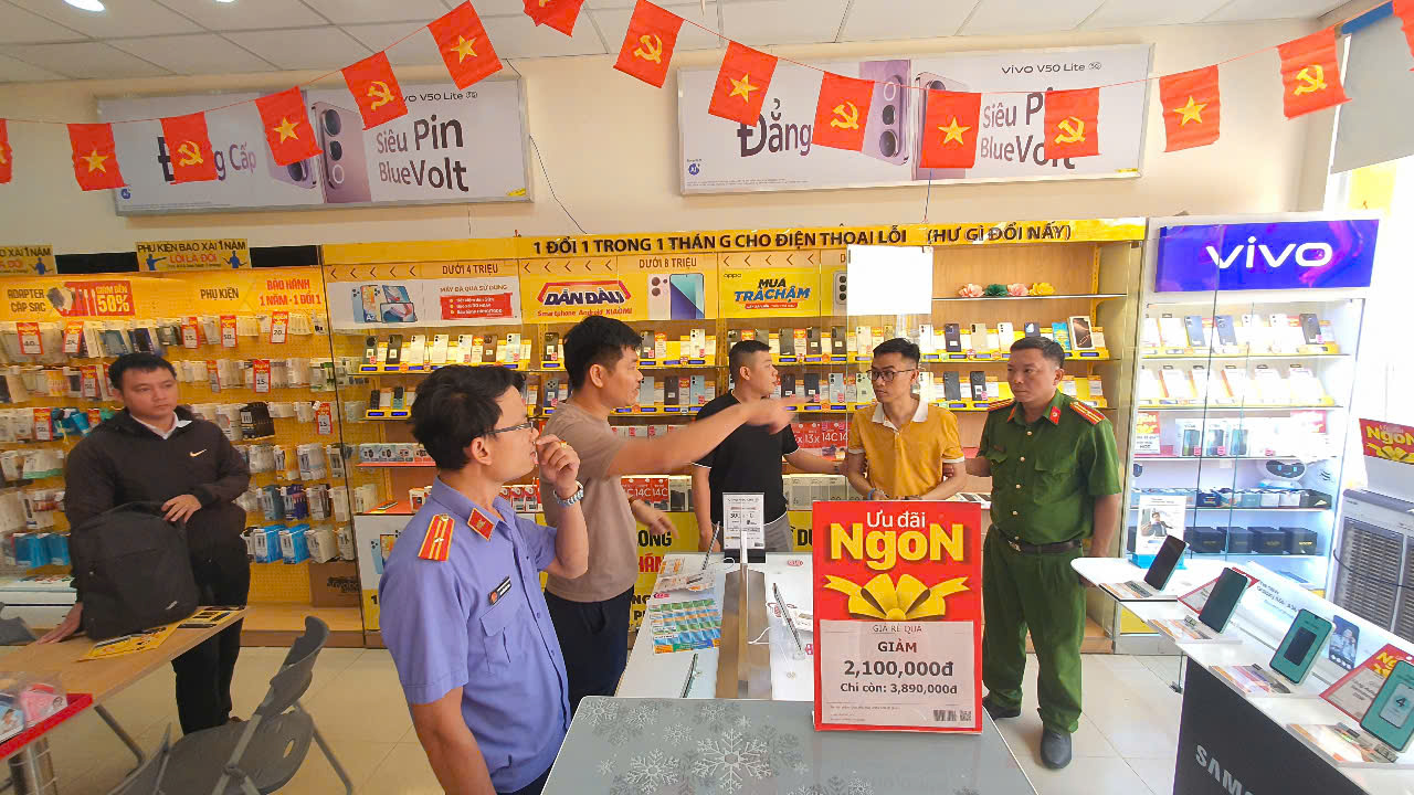 Tạm giữ quản lý cửa hàng Điện máy xanh trộm 18 điện thoại di động- Ảnh 2.