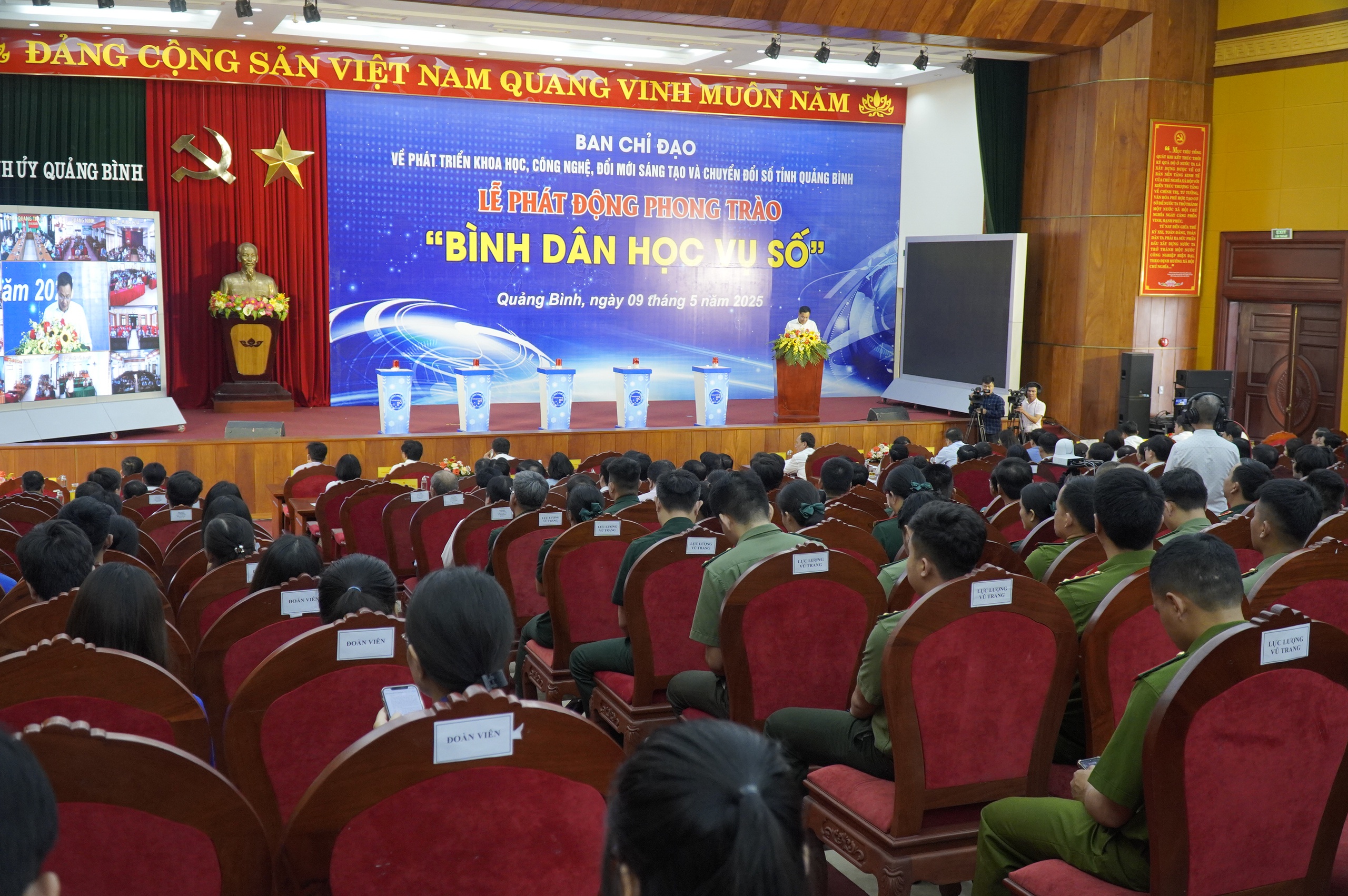 Chuyển đổi số tại Quảng Bình: Cách mạng hóa Hồ sơ hành chính trực tuyến - Ảnh 1. Chuyển đổi số tại Quảng Bình: Cách mạng hóa Hồ sơ hành chính trực tuyến - Ảnh 1.