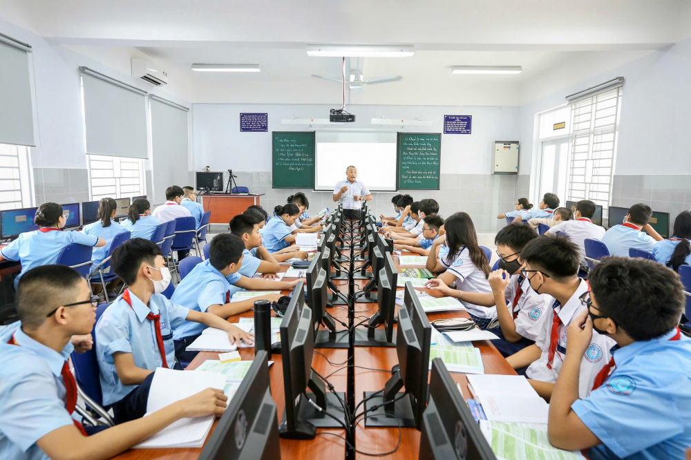 Theo các chuyên gia, giáo viên phải là người định hướng cho học sinh cách tư duy và sử dụng AI nhân văn, sáng suốt ẢNH: TRANG THƯ (Trong ảnh: Thầy trò Trường THCS Cầu Kiệu, quận Phú Nhuận, TPHCM trong giờ học công nghệ thông tin)