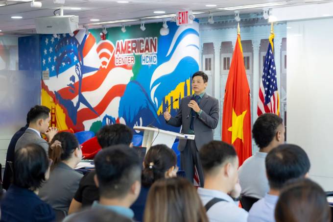Viện ABAII đào tạo 'đạo đức AI' cho hơn 500 học viên 2 Ông Đào Trung Thành, Phó viện trưởng kiêm Chủ tịch Hội đồng Giảng viên Viện ABAII chia sẻ với học viên. Ảnh: ABAII