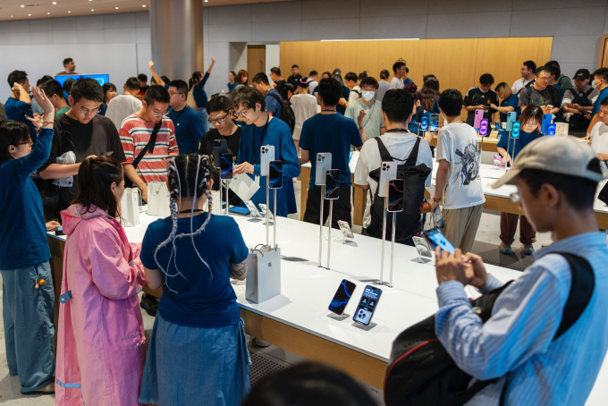 iPhone 16 giảm hơn 300 USD trên sàn thương mại Trung Quốc 1 Cảnh người dùng trải nghiệm dòng iPhone 16 tại một Apple Store ở Thượng Hải. Ảnh: Apple