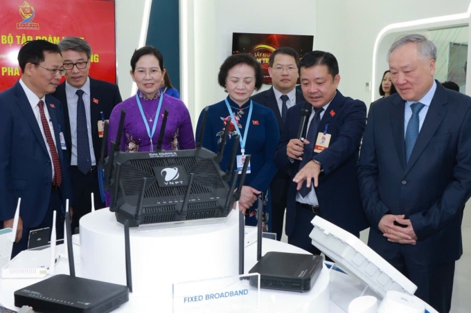 Phó Thủ tướng Nguyễn Hòa Bình (người bên phải) nghe giới thiệu về các sản phẩm Make in Viet Nam của VNPT. Ảnh: Thúy Quỳnh