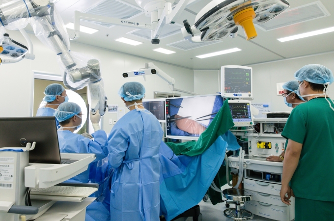 AI hỗ trợ bác sĩ mổ cột sống chính xác giảm nguy cơ liệt 2 Bác sĩ mổ thoát vị đĩa đệm cho ông Quang bằng robot và các công nghệ cao AI. Ảnh: Bệnh viện Đa khoa Tâm Anh