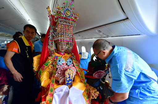 Malaysia ra mắt Thánh Mẫu AI tương tác với du khách 2 Tượng nữ thần biển được đưa lên máy bay như một vị khách. Ảnh: Xinhua