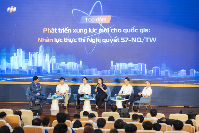 'Kỹ sư thời chuyển đổi số cần hiểu luật, biết quản trị' 1 Diễn đàn phát triển xung lực mới cho quốc gia, tổ chức chiều 7/5. Ảnh: FPT