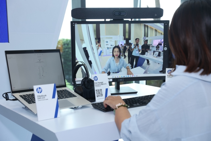 Loạt sản phẩm AI thế hệ mới tại ngày hội HP Việt Nam 2025 3 Người dùng trải nghiệm tính năng Poly Camera Pro tích hợp trên máy tính. Ảnh: HP Việt Nam
