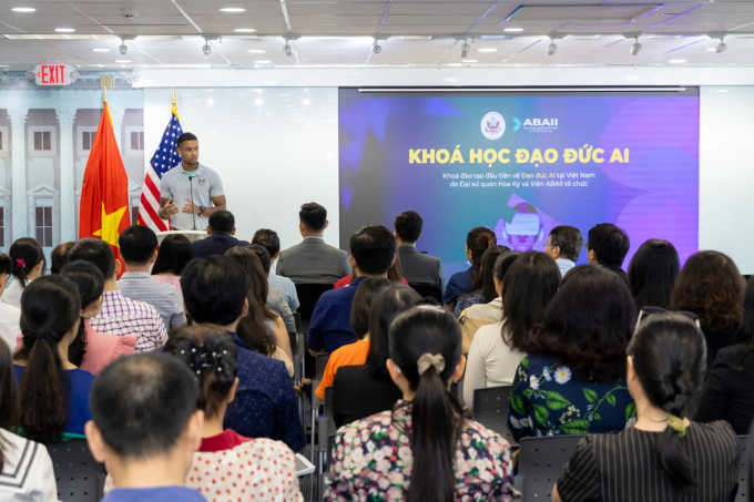 Viện ABAII đào tạo 'đạo đức AI' cho hơn 500 học viên 1 Ông Jeremy Luna - Tuỳ viên báo chí Tổng lãnh sự quán Mỹ tại TP HCM phát biểu. Ảnh: ABAII