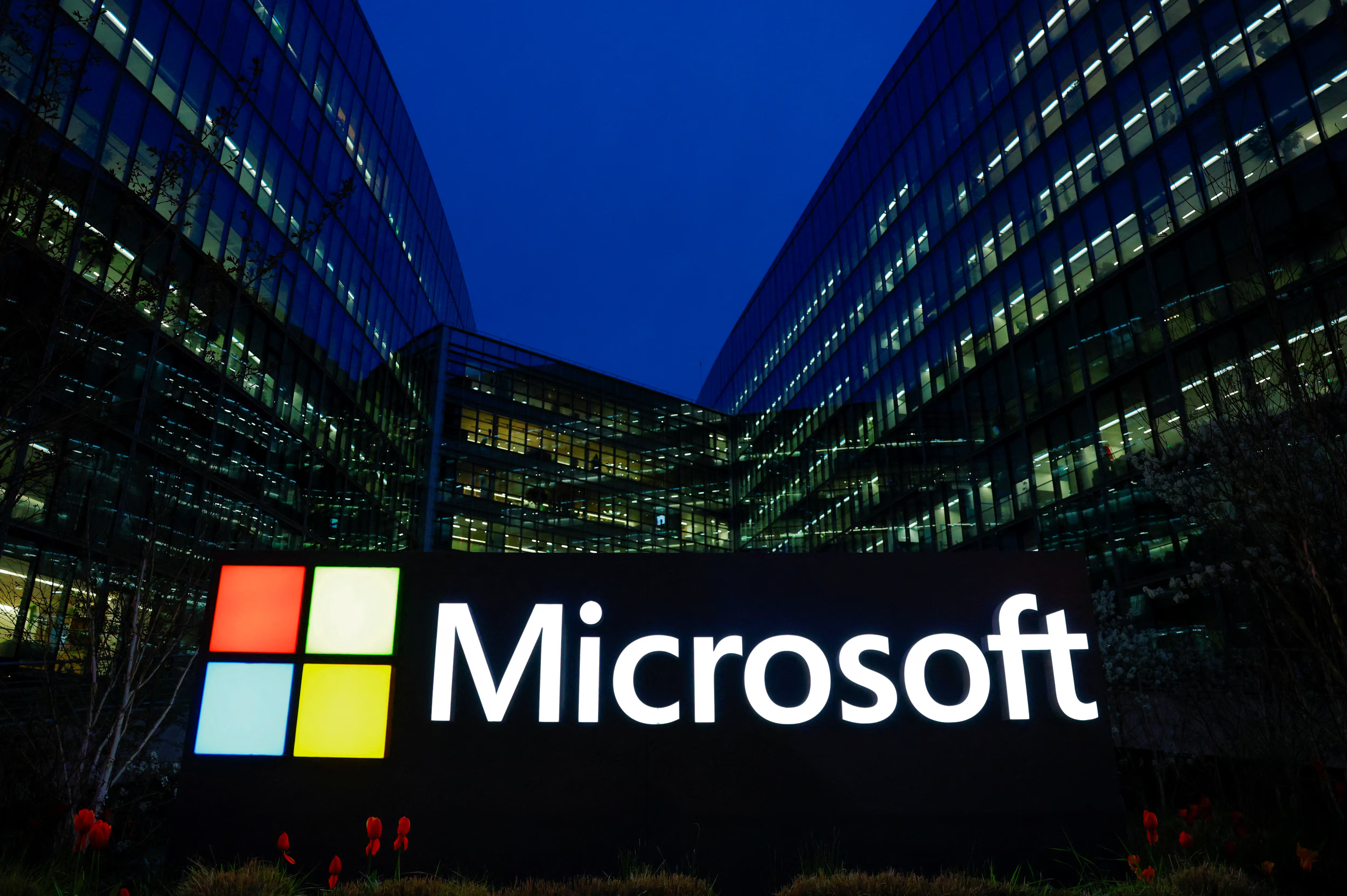 Cái giá phải trả của các ông lớn công nghệ khi chạy đua đầu tư AI 1 Trong năm tài chính 2025, Microsoft lên kế hoạch rót 80 tỷ USD cho các trung tâm dữ liệu hỗ trợ AI. Ảnh: Reuters