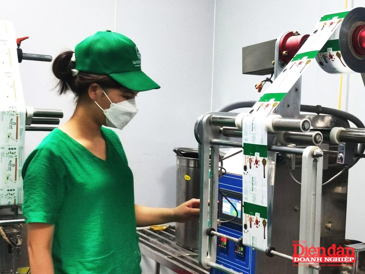 Thích ứng với AI để thúc đẩy sản xuất, tiêu dùng 1 Trong bối cảnh cạnh tranh gay gắt hiện nay, doanh nghiệp cần phải thích ứng nhanh với xu thế chuyển đổi số, đặc biệt là ứng dụng AI trong hoạt động sản xuất, kinh doanh.