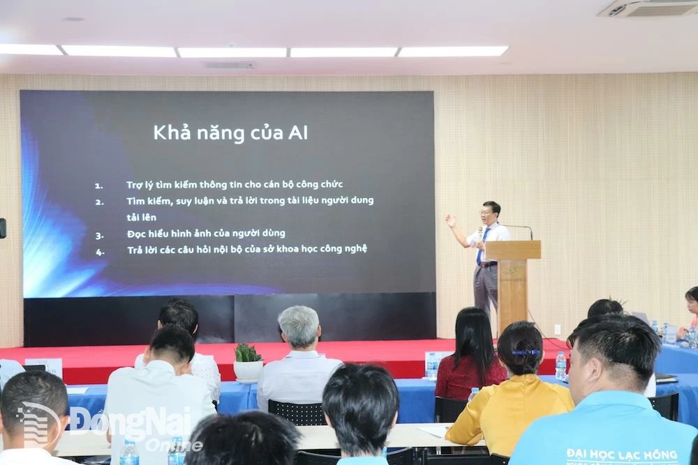 Tiến sĩ Huỳnh Cao Tuấn, Trường đại học Lạc Hồng giới thiệu về các chức năng của Trợ lý AI Sở KHCN – DNAI. Ảnh: Hải Yến