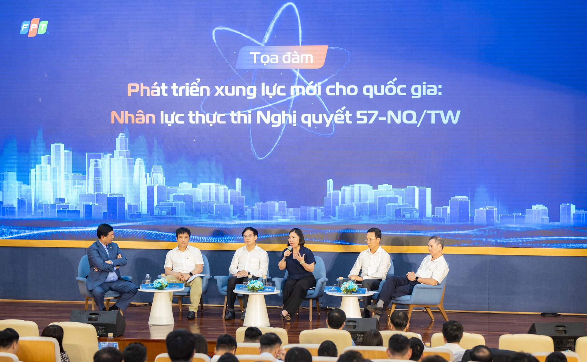 Các lãnh đạo, chuyên gia hiến kế xây dựng nguồn nhân lực chiến lược thực thi Nghị quyết 57-NQ/TW. anh (4).JPG