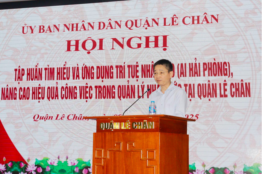 Phó Chủ tịch UBND quận Lê Chân Phạm Việt Anh phát biểu tại Hội nghị.