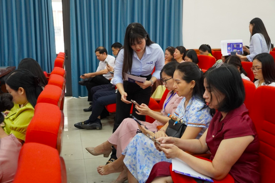 Chuyên gia Công ty Cổ phần công nghệ HeyU Việt Nam hướng dẫn cán bộ Ủy ban nhân dân quận Lê Chân sử dụng ứng dụng AI.