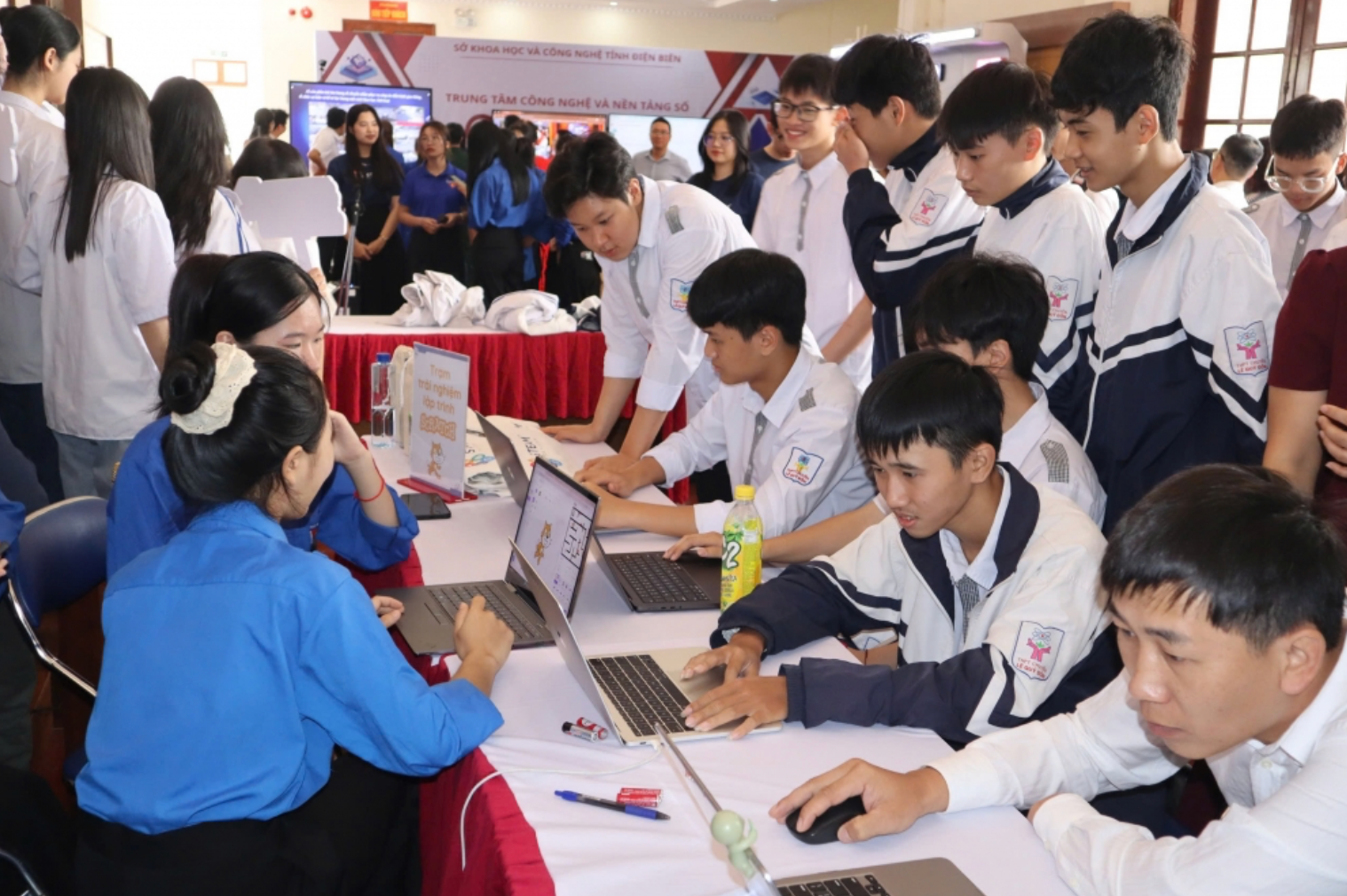 Khơi dậy đam mê công nghệ trong giới trẻ tại Ngày hội trí tuệ nhân tạo ở Điện Biên 5 Ảnh màn hình 2025-05-06 lúc 17.01.29