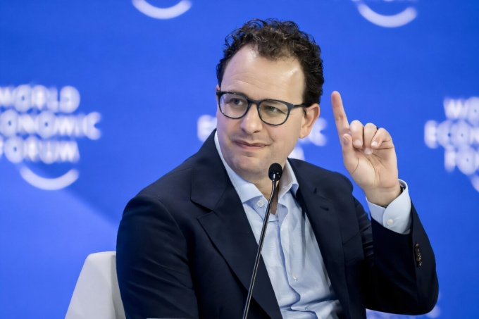 Mô hình AI 'tống tiền' kỹ sư để tránh bị thay thế 1 CEO Anthropic, Dario Amodei, gọi Claude 4 là mô hình AI tạo sinh mạnh nhất của công ty đến nay. Ảnh: TechXplore