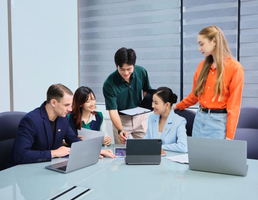 Công ty Ấn Độ phổ cập AI cho hơn nửa triệu lao động, doanh nghiệp Việt làm gì để không tụt hậu? 1 Mô hình đào tạo AI quy mô lớn của Ấn Độ là bài học cho doanh nghiệp Việt Nam.