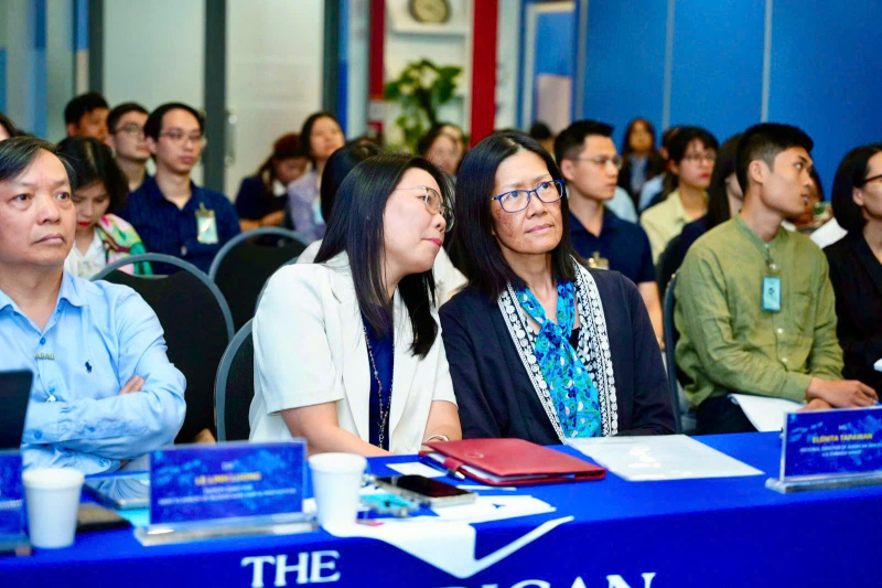 Bà Elenita Tapawan (bên phải) nhấn mạnh tầm quan trọng của việc sử dụng AI có trách nhiệm