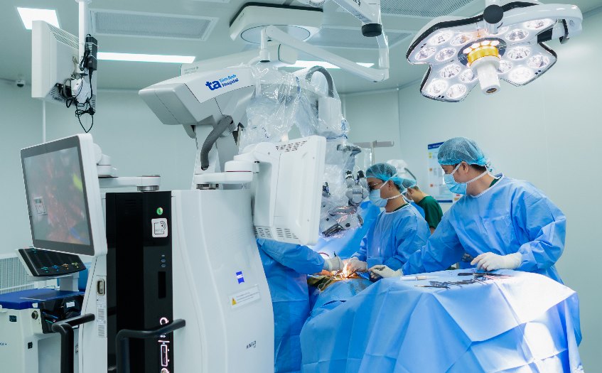 Robot và công nghệ cao AI mổ các bệnh Cột sống 4 bác sĩ ứng dụng thiết bị phẫu thuật tại tâm anh