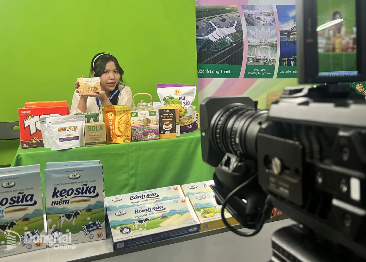 Phiên live stream bán hàng, quảng bá sản phẩm địa phương tại gian hàng của Đồng Nai tại hội chợ hàng Việt Nam tiêu biểu xuất khẩu năm 2025 vào tháng cuối tháng 3-2025. Ảnh: L.Phương

